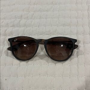 Ray-Ban Erika Classic Sunglasses
frame - matte havana
Lenses- brown
NO CASE